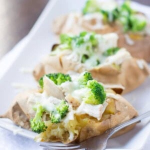 Serving up a healthier dinner that can be ready in just minutes and is atually filling! Chicken and broccoli in a white sweet potato ohsweetbasil.com-3