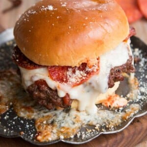 Hubba, hubba! Pepperoni Pizza Burger for dinner! ohsweetbasil.com