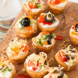 Quick and easy veggie pizza tarts with the best filling I've had for this easy appetizer ohsweetbasil.com