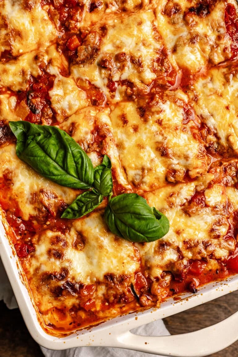 Pot pot, vegetable noodles, cheese and meat sauce, basil in the oven.