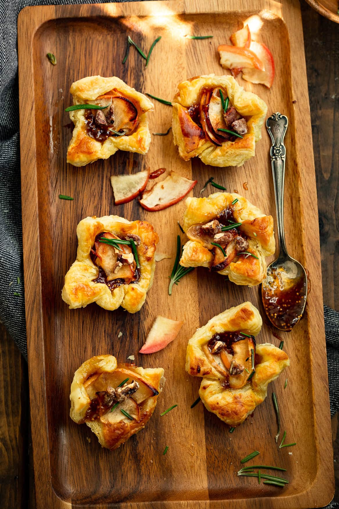 Apple Pecan Brie Mini Appetizers [+Video]