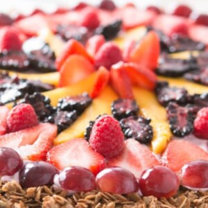 The yummiest breakfast I've had in forever! Crunchy granola breakfast pizza ohsweetbasil.com