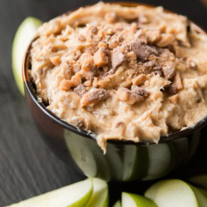 A classic, one that never gets old, toffee apple dip. Creamy dip full of brown sugar and little bits of milk chocolate toffee. It's apple's best friend. ohsweetbasil.com