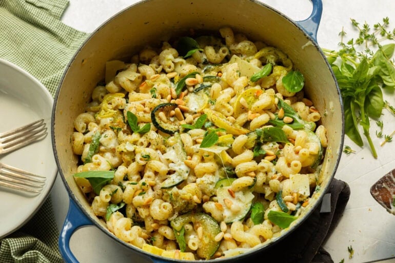 a large pot full of cheesy zucchini pasta