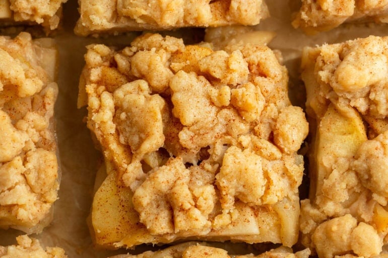 apple pie bars with cinnamon apples and buttery crumble topping