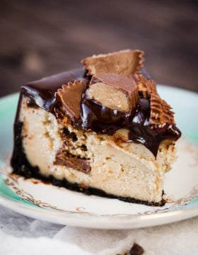 It's happening. Dessert recipes for the instant pot are amazing! This instant pot peanut butter cup cheesecake has an oreo crust as well so dig in!