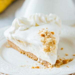 No bake banana pudding cheese on a sweet vanilla wafer crust and absolutely no oven involved. ohsweetbasil.com