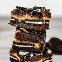 These peanut butter cheesecake Oreo brownies have five layers of brownie, cheesecake, and cookies. And they promise to be out of this world good!