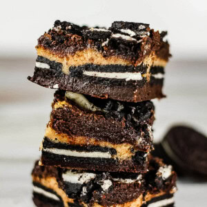 These peanut butter cheesecake Oreo brownies have five layers of brownie, cheesecake, and cookies. And they promise to be out of this world good!