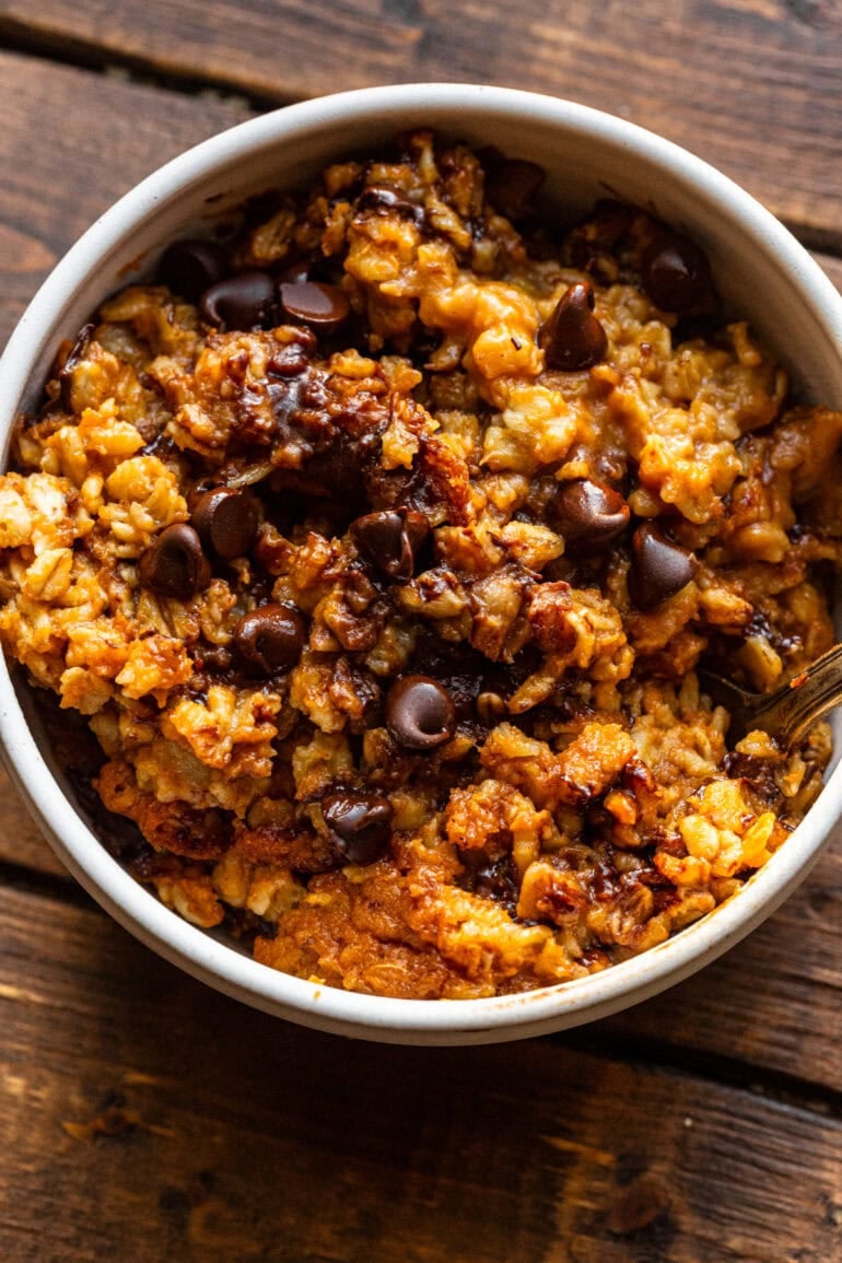 a round cake pan full of pumpkin chocolate chip baked oatmeal