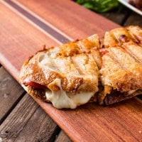 Sun dried Tomato Pesto Panini, my cure for when you feel like you're in a rut with lunch and dinner. Sun dried tomato pesto and lots of gooey mozzarella!