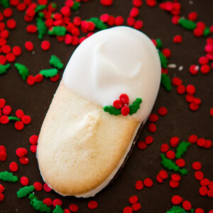 We debated back and forth about posting these White Chocolate Dipped Mint Milanos but in the ended decided to go for it because they are so easy and pretty! ohsweetbasil.com